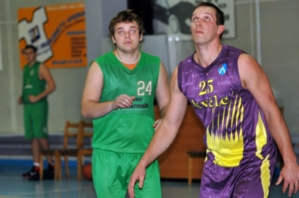 Latvijas Basketbola līgas trešās divīzijas spēlē Bauskā, kas notika 10. janvārī, «Kvēle/sporta centrs «Mēmele»» uzvarēja BJBC «Ķeizarmežs» komandu ar rezultātu 79:59.
Punktus «Kvēle/SC «Mēmele»» labā guva - Māris Baranovskis 19, Artūrs...
Autors: Uldis Varnevičs