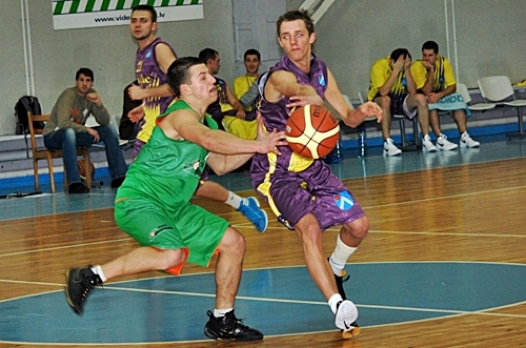 Latvijas Basketbola līgas trešās divīzijas spēlē Bauskā, kas notika 10. janvārī, «Kvēle/sporta centrs «Mēmele»» uzvarēja BJBC «Ķeizarmežs» komandu ar rezultātu 79:59.
Punktus «Kvēle/SC «Mēmele»» labā guva - Māris Baranovskis 19, Artūrs...
Autors: Uldis Varnevičs
