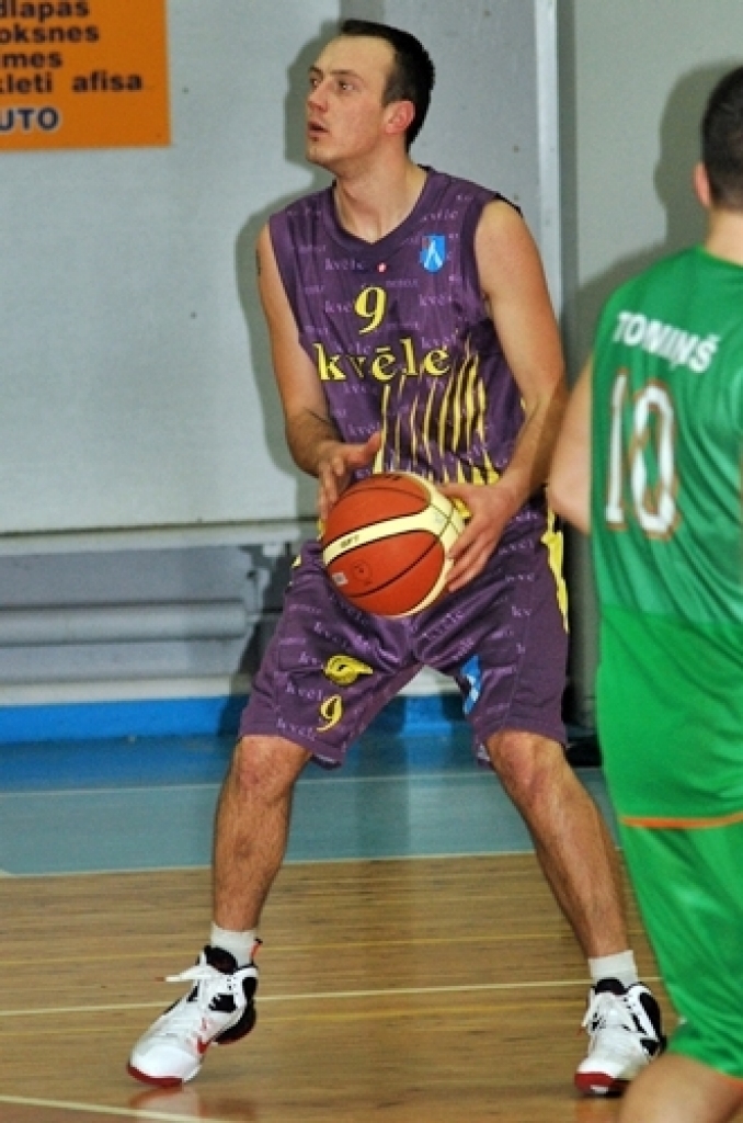 Latvijas Basketbola līgas trešās divīzijas spēlē Bauskā, kas notika 10. janvārī, «Kvēle/sporta centrs «Mēmele»» uzvarēja BJBC «Ķeizarmežs» komandu ar rezultātu 79:59.
Punktus «Kvēle/SC «Mēmele»» labā guva - Māris Baranovskis 19, Artūrs...
Autors: Uldis Varnevičs
