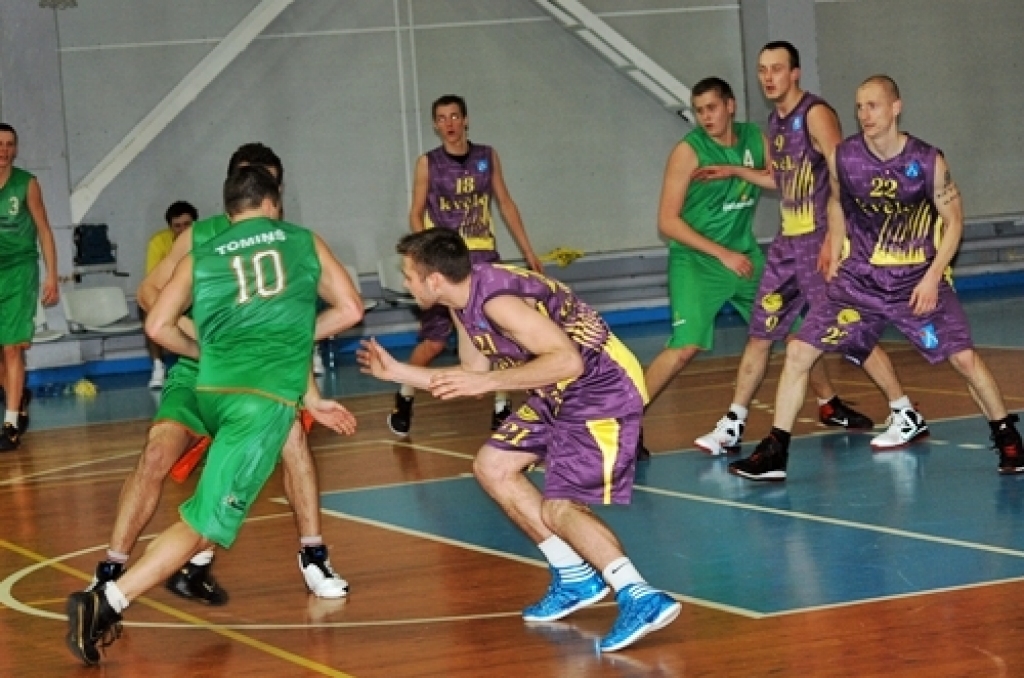 Latvijas Basketbola līgas trešās divīzijas spēlē Bauskā, kas notika 10. janvārī, «Kvēle/sporta centrs «Mēmele»» uzvarēja BJBC «Ķeizarmežs» komandu ar rezultātu 79:59.
Punktus «Kvēle/SC «Mēmele»» labā guva - Māris Baranovskis 19, Artūrs...
Autors: Uldis Varnevičs