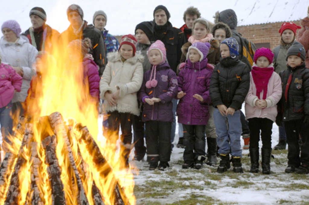 Pie ugunskura Skaistkalnes vidusskolas pagalmā barikāžu dalībnieki dalījās ar skolēniem atmiņās par trauksmaino 1991. gadu.
Autors: Ivars Bogdanovs