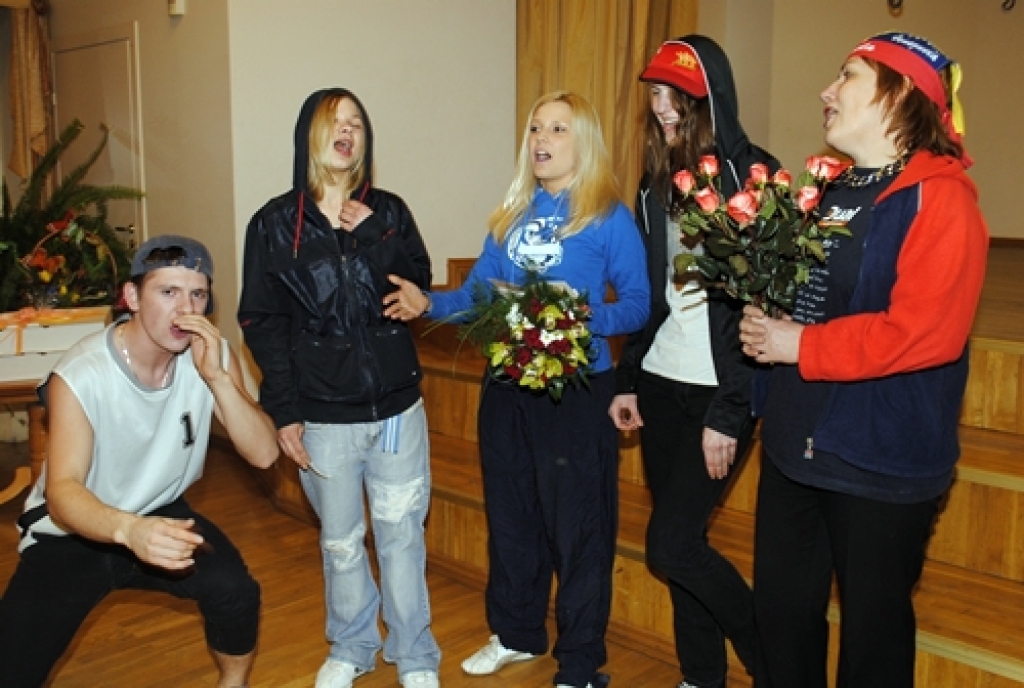 Codes pagasta sieviešu vokālais ansamblis «Mežrozītes» 25. februāra vakarā rīkoja pasākumu, uz kuru aicināja ciemos arī citas amatierkopas. Iemesls bija pietiekami nozīmīgs – desmit gadu jubileja.
Ansambli kopš pirmajām dienām vadīja...
Autors: Juris Iļņickis