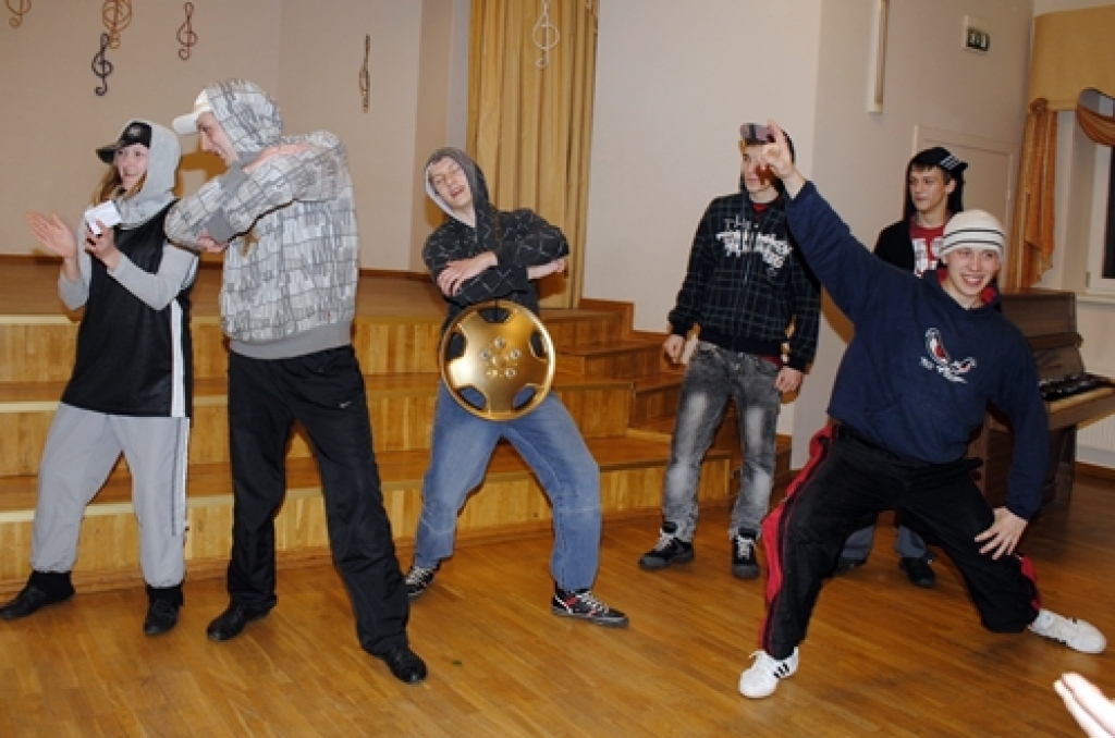 Codes pagasta sieviešu vokālais ansamblis «Mežrozītes» 25. februāra vakarā rīkoja pasākumu, uz kuru aicināja ciemos arī citas amatierkopas. Iemesls bija pietiekami nozīmīgs – desmit gadu jubileja.
Ansambli kopš pirmajām dienām vadīja...
Autors: Juris Iļņickis