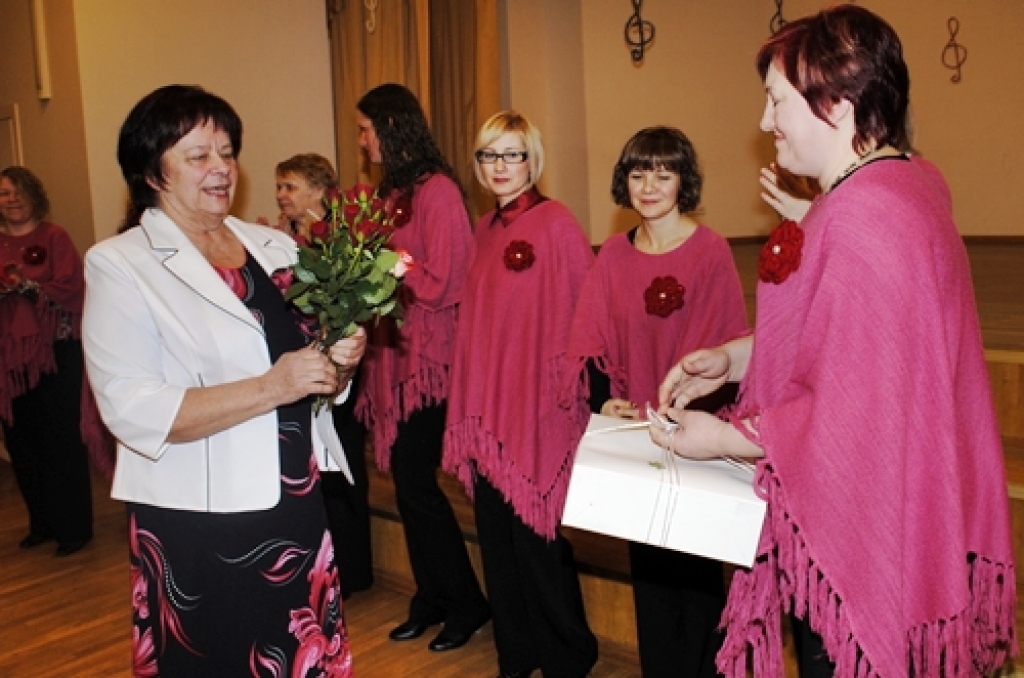 Codes pagasta sieviešu vokālais ansamblis «Mežrozītes» 25. februāra vakarā rīkoja pasākumu, uz kuru aicināja ciemos arī citas amatierkopas. Iemesls bija pietiekami nozīmīgs – desmit gadu jubileja.
Ansambli kopš pirmajām dienām vadīja...
Autors: Juris Iļņickis