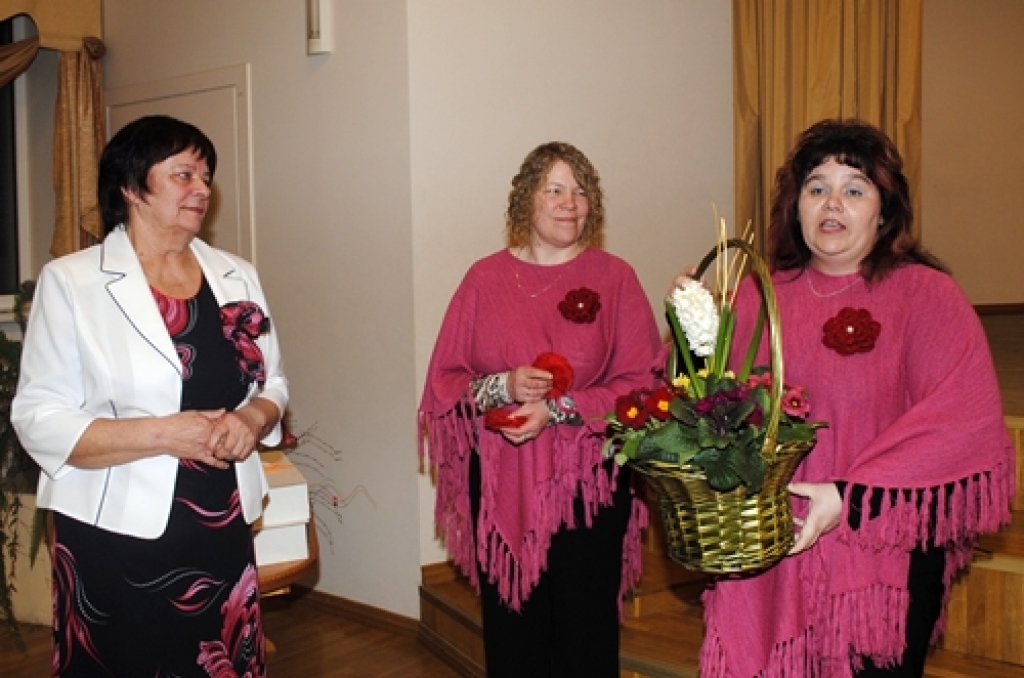 Codes pagasta sieviešu vokālais ansamblis «Mežrozītes» 25. februāra vakarā rīkoja pasākumu, uz kuru aicināja ciemos arī citas amatierkopas. Iemesls bija pietiekami nozīmīgs – desmit gadu jubileja.
Ansambli kopš pirmajām dienām vadīja...
Autors: Juris Iļņickis