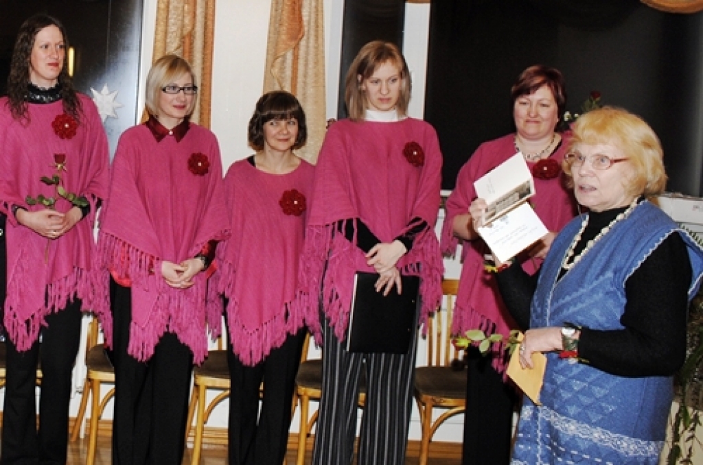 Codes pagasta sieviešu vokālais ansamblis «Mežrozītes» 25. februāra vakarā rīkoja pasākumu, uz kuru aicināja ciemos arī citas amatierkopas. Iemesls bija pietiekami nozīmīgs – desmit gadu jubileja.
Ansambli kopš pirmajām dienām vadīja...
Autors: Juris Iļņickis
