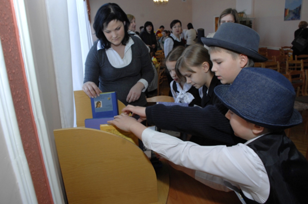 Bauskas pilsētas pamatskolā 22. februārī pirmo reizi norisinājās Bauskas un Rundāles novada skolu lasīšanas veicināšanas pasākums «Niķi un stiķi skolas bibliotēkā» 3. – 5. klašu audzēkņiem. Bija pieteikušās 14 skolas. Sarīkojuma gaitā...
Autors: Ivars Bogdanovs