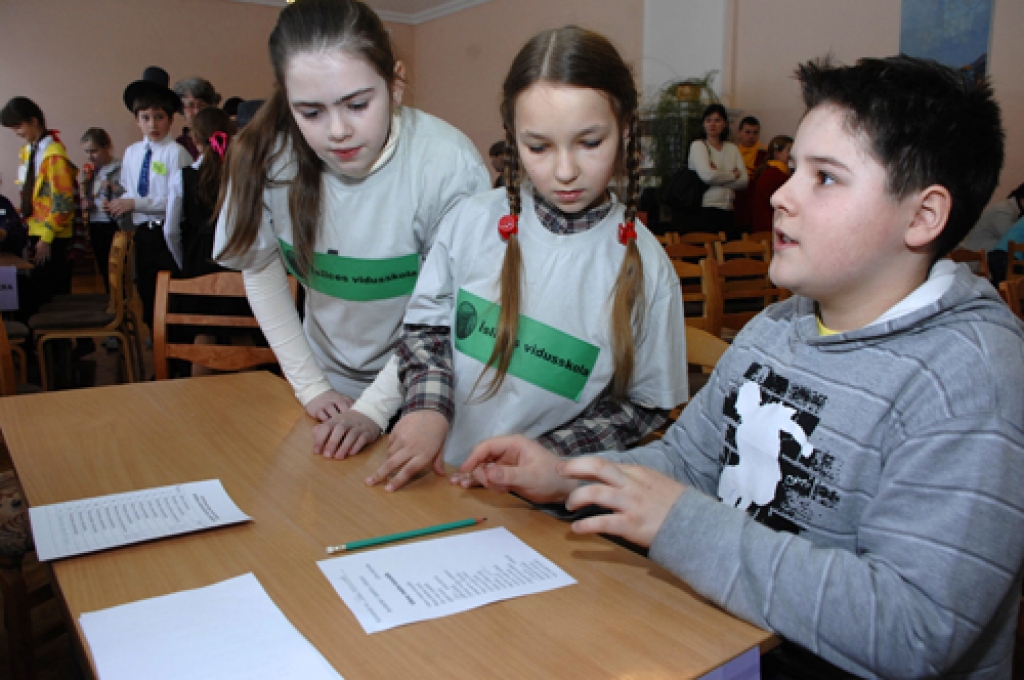 Bauskas pilsētas pamatskolā 22. februārī pirmo reizi norisinājās Bauskas un Rundāles novada skolu lasīšanas veicināšanas pasākums «Niķi un stiķi skolas bibliotēkā» 3. – 5. klašu audzēkņiem. Bija pieteikušās 14 skolas. Sarīkojuma gaitā...
Autors: Ivars Bogdanovs