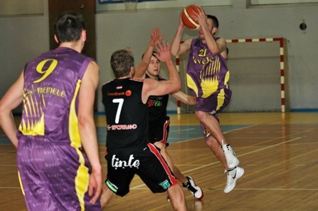 Komanda «Kvēle»/sporta centrs «Mēmele» 21. februāra vakarā aizvadīja spēli mājās, uzvarot vienu no Latvijas Basketbola līgas (LBL) trešās divīzijas līderiem – komandu BK «Vidzemes Augstskola» – ar 87:61.
Pēc panākuma baušķenieki ir...
Autors: Uldis Varnevičs