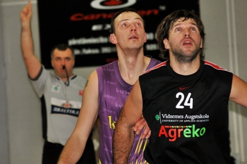Komanda «Kvēle»/sporta centrs «Mēmele» 21. februāra vakarā aizvadīja spēli mājās, uzvarot vienu no Latvijas Basketbola līgas (LBL) trešās divīzijas līderiem – komandu BK «Vidzemes Augstskola» – ar 87:61.
Pēc panākuma baušķenieki ir...
Autors: Uldis Varnevičs