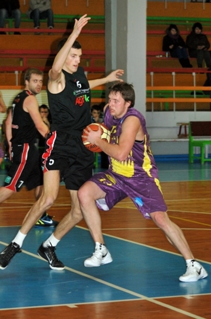 Komanda «Kvēle»/sporta centrs «Mēmele» 21. februāra vakarā aizvadīja spēli mājās, uzvarot vienu no Latvijas Basketbola līgas (LBL) trešās divīzijas līderiem – komandu BK «Vidzemes Augstskola» – ar 87:61.
Pēc panākuma baušķenieki ir...
Autors: Uldis Varnevičs