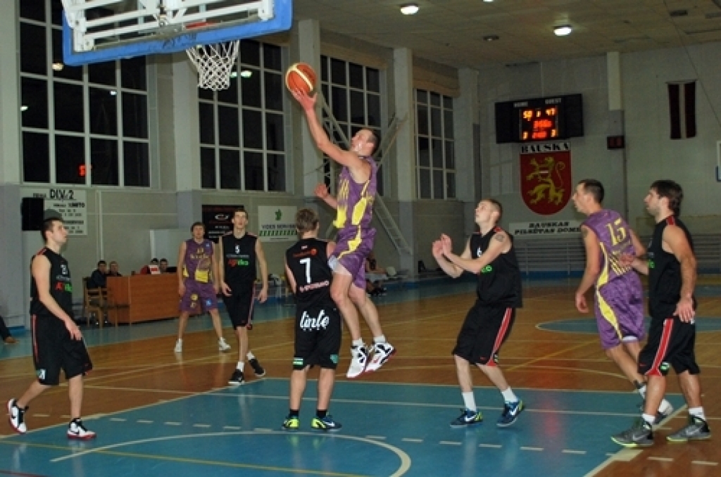 Komanda «Kvēle»/sporta centrs «Mēmele» 21. februāra vakarā aizvadīja spēli mājās, uzvarot vienu no Latvijas Basketbola līgas (LBL) trešās divīzijas līderiem – komandu BK «Vidzemes Augstskola» – ar 87:61.
Pēc panākuma baušķenieki ir...
Autors: Uldis Varnevičs
