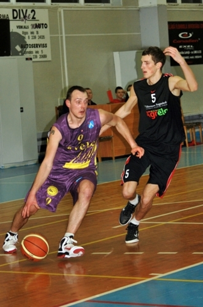 Komanda «Kvēle»/sporta centrs «Mēmele» 21. februāra vakarā aizvadīja spēli mājās, uzvarot vienu no Latvijas Basketbola līgas (LBL) trešās divīzijas līderiem – komandu BK «Vidzemes Augstskola» – ar 87:61.
Pēc panākuma baušķenieki ir...
Autors: Uldis Varnevičs