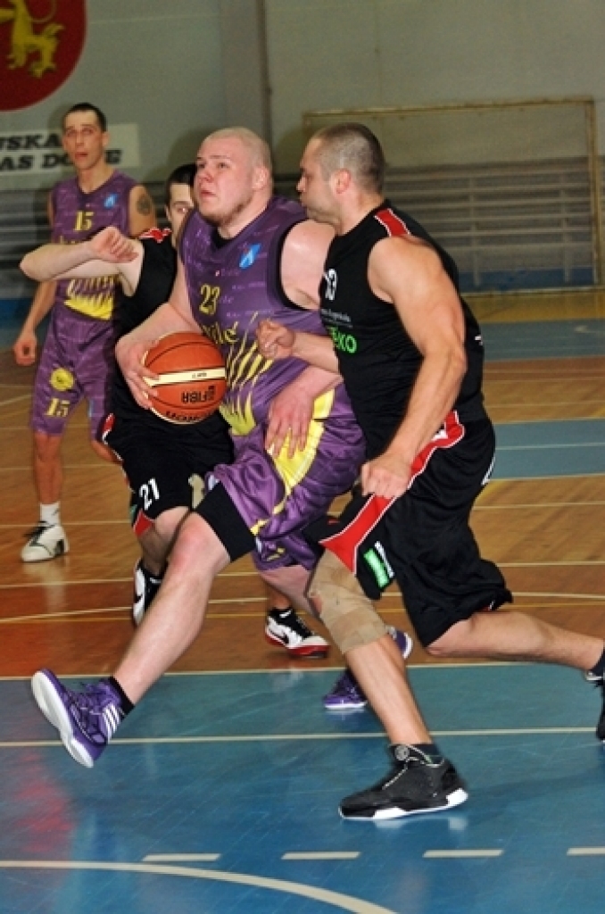 Komanda «Kvēle»/sporta centrs «Mēmele» 21. februāra vakarā aizvadīja spēli mājās, uzvarot vienu no Latvijas Basketbola līgas (LBL) trešās divīzijas līderiem – komandu BK «Vidzemes Augstskola» – ar 87:61.
Pēc panākuma baušķenieki ir...
Autors: Uldis Varnevičs