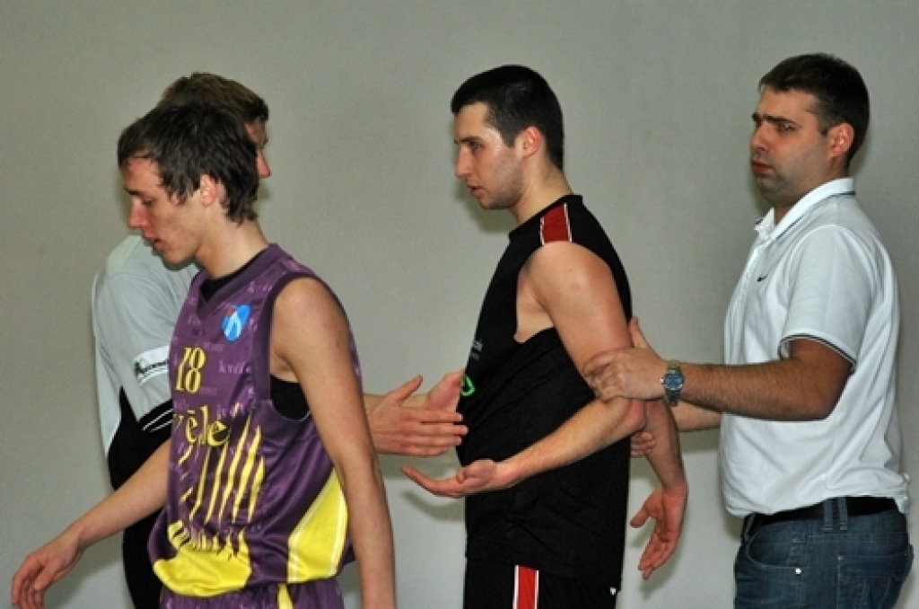 Komanda «Kvēle»/sporta centrs «Mēmele» 21. februāra vakarā aizvadīja spēli mājās, uzvarot vienu no Latvijas Basketbola līgas (LBL) trešās divīzijas līderiem – komandu BK «Vidzemes Augstskola» – ar 87:61.
Pēc panākuma baušķenieki ir...
Autors: Uldis Varnevičs