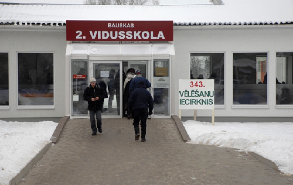 Tautas nobalsošanā 18. februārī sasniegta augstākā pilsoņu aktivitāte. Savu attieksmi vēlēšanu iecirkņos bija ieradies paust 1098921 balsstiesīgais Latvijas Republikas pilsonis.
Zemgalē referendumā piedalījās 158511 pilsoņu. No četriem...
Autors: Ivars Bogdanovs