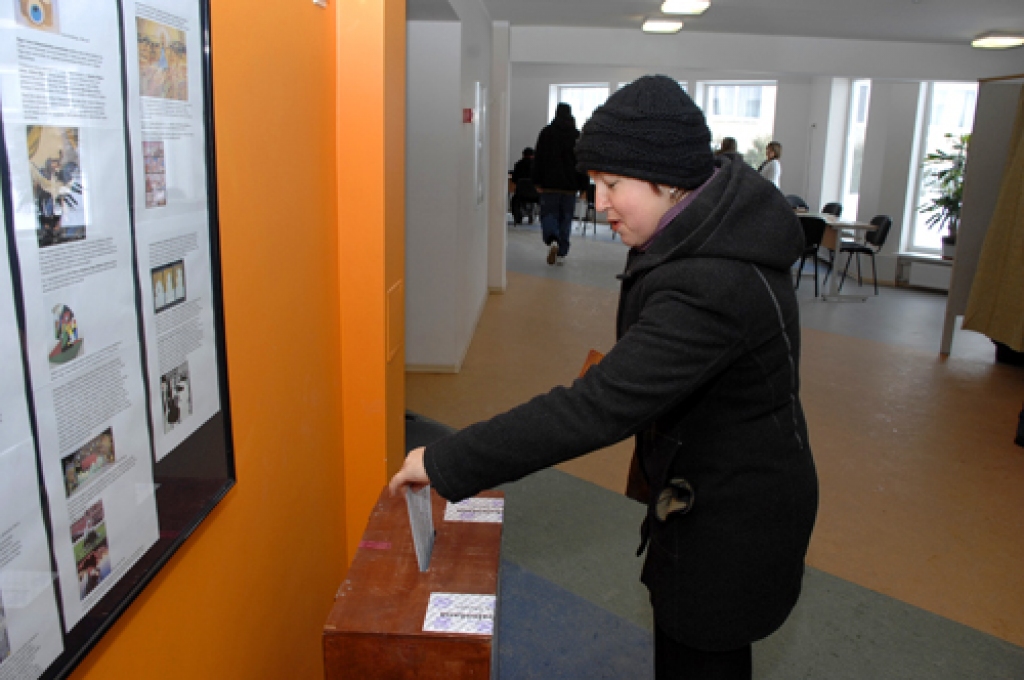 Tautas nobalsošanā 18. februārī sasniegta augstākā pilsoņu aktivitāte. Savu attieksmi vēlēšanu iecirkņos bija ieradies paust 1098921 balsstiesīgais Latvijas Republikas pilsonis.
Zemgalē referendumā piedalījās 158511 pilsoņu. No četriem...
Autors: Ivars Bogdanovs