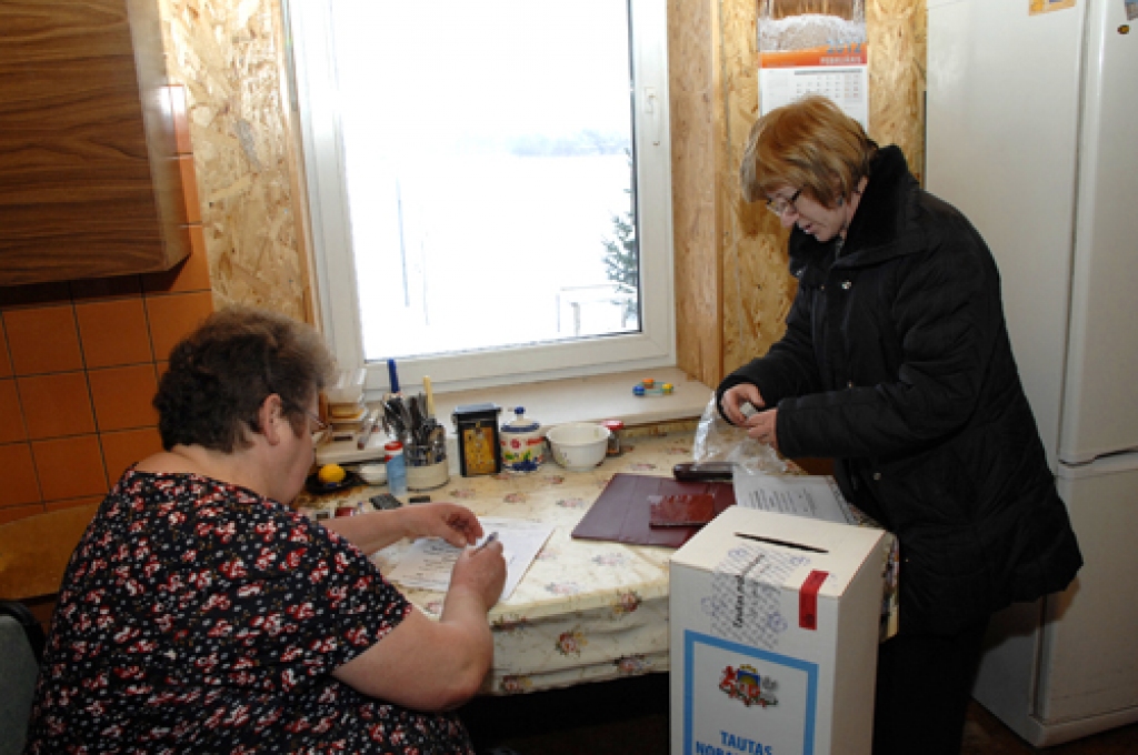 Tautas nobalsošanā 18. februārī sasniegta augstākā pilsoņu aktivitāte. Savu attieksmi vēlēšanu iecirkņos bija ieradies paust 1098921 balsstiesīgais Latvijas Republikas pilsonis.
Zemgalē referendumā piedalījās 158511 pilsoņu. No četriem...
Autors: Ivars Bogdanovs