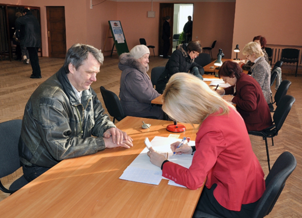 Vecumnieku novadā referendumā 18. februārī viennozīmīgu atbalstu latviešu valodai pauda 4848 vēlētāji (95,45%), kuri nobalsoja pret Satversmes grozījumiem, kas paredz valsts valodas statusa piešķiršanu krievu valodai.
Fotogrāfijās...
