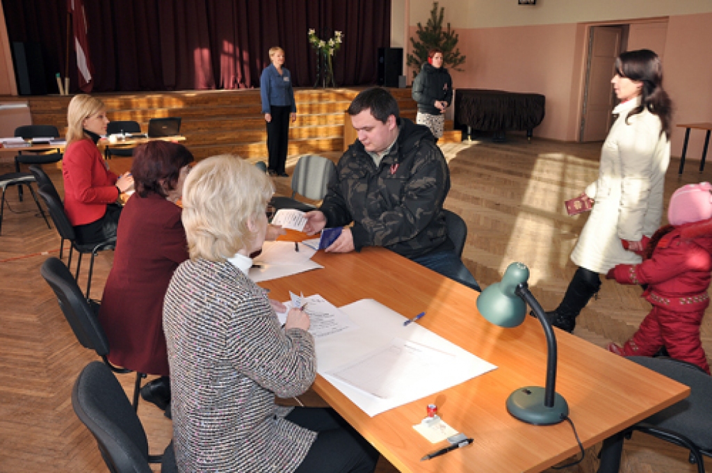 Vecumnieku novadā referendumā 18. februārī viennozīmīgu atbalstu latviešu valodai pauda 4848 vēlētāji (95,45%), kuri nobalsoja pret Satversmes grozījumiem, kas paredz valsts valodas statusa piešķiršanu krievu valodai.
Fotogrāfijās...