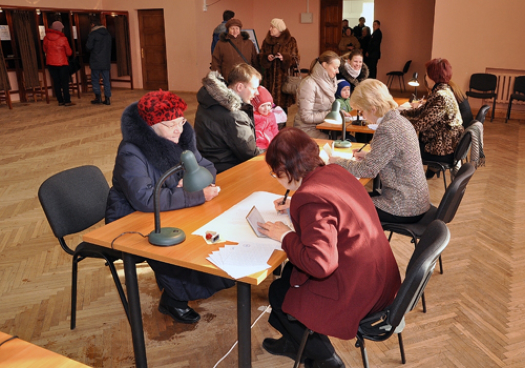 Vecumnieku novadā referendumā 18. februārī viennozīmīgu atbalstu latviešu valodai pauda 4848 vēlētāji (95,45%), kuri nobalsoja pret Satversmes grozījumiem, kas paredz valsts valodas statusa piešķiršanu krievu valodai.
Fotogrāfijās...