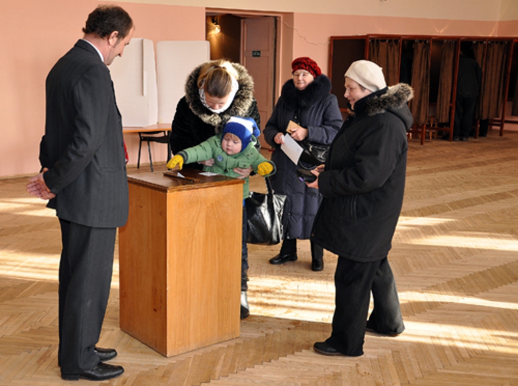 Vecumnieku novadā referendumā 18. februārī viennozīmīgu atbalstu latviešu valodai pauda 4848 vēlētāji (95,45%), kuri nobalsoja pret Satversmes grozījumiem, kas paredz valsts valodas statusa piešķiršanu krievu valodai.
Fotogrāfijās...