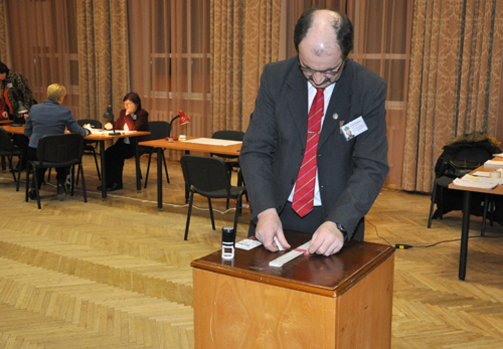 Vecumnieku novadā referendumā 18. februārī viennozīmīgu atbalstu latviešu valodai pauda 4848 vēlētāji (95,45%), kuri nobalsoja pret Satversmes grozījumiem, kas paredz valsts valodas statusa piešķiršanu krievu valodai.
Fotogrāfijās...