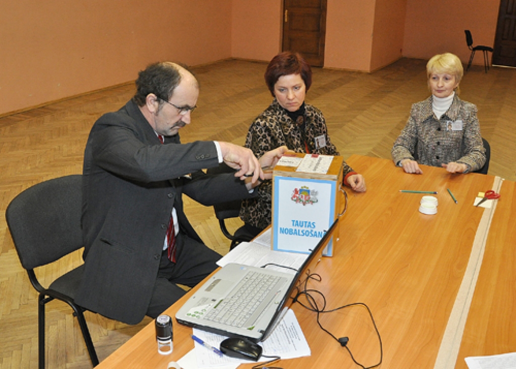 Vecumnieku novadā referendumā 18. februārī viennozīmīgu atbalstu latviešu valodai pauda 4848 vēlētāji (95,45%), kuri nobalsoja pret Satversmes grozījumiem, kas paredz valsts valodas statusa piešķiršanu krievu valodai.
Fotogrāfijās...