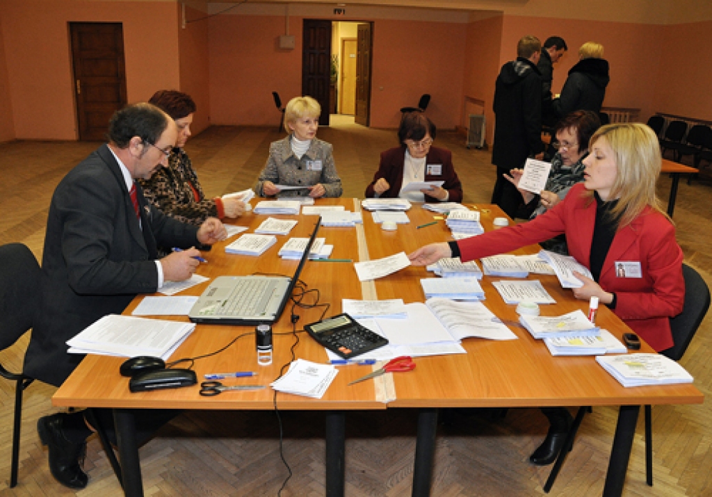 Vecumnieku novadā referendumā 18. februārī viennozīmīgu atbalstu latviešu valodai pauda 4848 vēlētāji (95,45%), kuri nobalsoja pret Satversmes grozījumiem, kas paredz valsts valodas statusa piešķiršanu krievu valodai.
Fotogrāfijās...