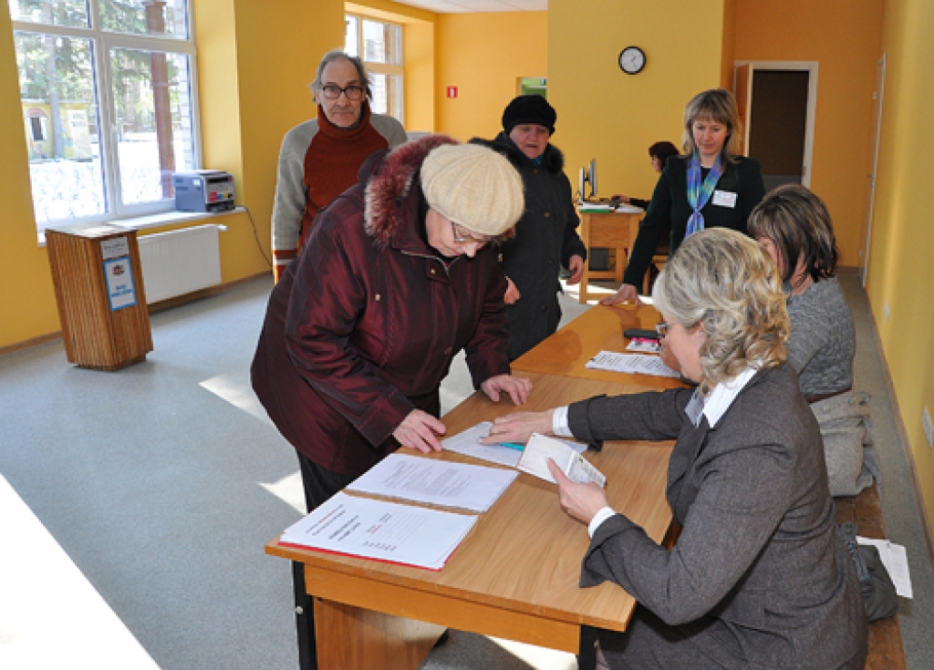 Vecumnieku novadā referendumā 18. februārī viennozīmīgu atbalstu latviešu valodai pauda 4848 vēlētāji (95,45%), kuri nobalsoja pret Satversmes grozījumiem, kas paredz valsts valodas statusa piešķiršanu krievu valodai.
Fotogrāfijās...