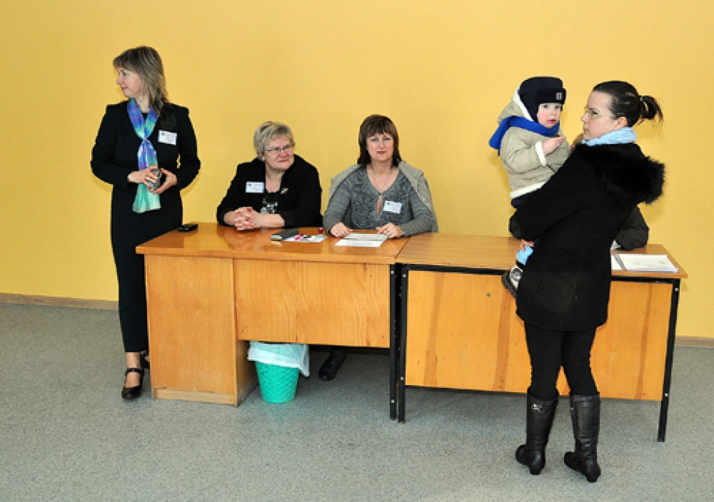 Vecumnieku novadā referendumā 18. februārī viennozīmīgu atbalstu latviešu valodai pauda 4848 vēlētāji (95,45%), kuri nobalsoja pret Satversmes grozījumiem, kas paredz valsts valodas statusa piešķiršanu krievu valodai.
Fotogrāfijās...