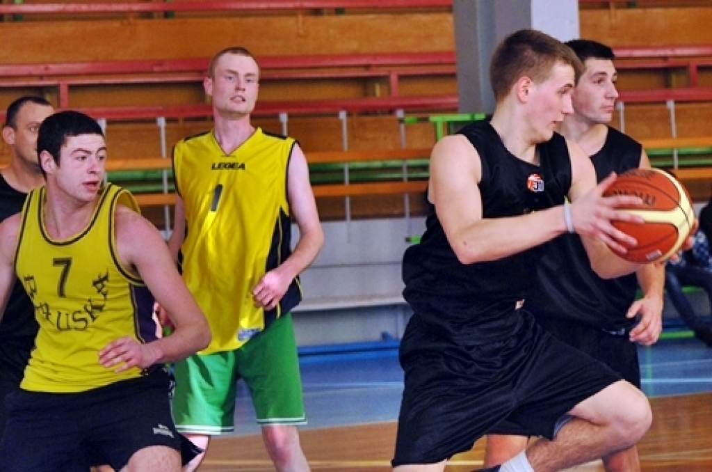Divu spēļu summā ar rezultātu 114:104 sporta centra «Mēmele» kausu
basketbolā izcīnīja basketbola klubs «Bauskas zelta lauvas», kas finālā
pārspēja Codes pagasta komandu.
Turnīrā piedalījās septiņas vienības – BK «Bauskas zelta lauvas»,...
Autors: Uldis Varnevičs