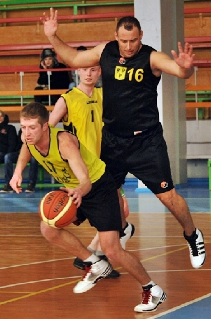 Divu spēļu summā ar rezultātu 114:104 sporta centra «Mēmele» kausu
basketbolā izcīnīja basketbola klubs «Bauskas zelta lauvas», kas finālā
pārspēja Codes pagasta komandu.
Turnīrā piedalījās septiņas vienības – BK «Bauskas zelta lauvas»,...
Autors: Uldis Varnevičs