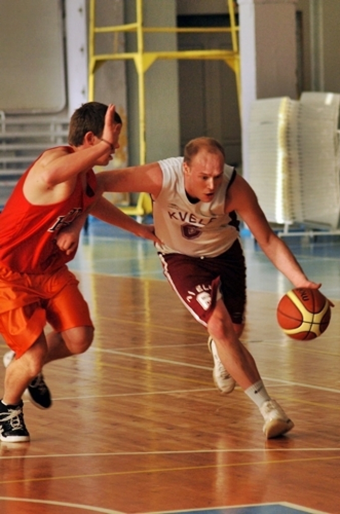 Divu spēļu summā ar rezultātu 114:104 sporta centra «Mēmele» kausu
basketbolā izcīnīja basketbola klubs «Bauskas zelta lauvas», kas finālā
pārspēja Codes pagasta komandu.
Turnīrā piedalījās septiņas vienības – BK «Bauskas zelta lauvas»,...
Autors: Uldis Varnevičs