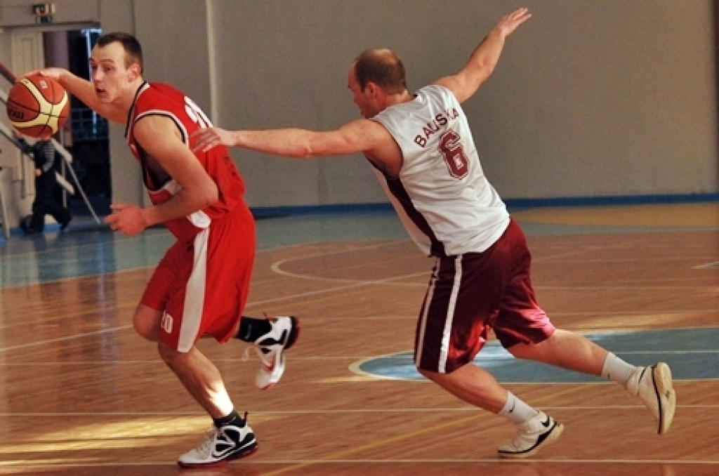 Divu spēļu summā ar rezultātu 114:104 sporta centra «Mēmele» kausu
basketbolā izcīnīja basketbola klubs «Bauskas zelta lauvas», kas finālā
pārspēja Codes pagasta komandu.
Turnīrā piedalījās septiņas vienības – BK «Bauskas zelta lauvas»,...
Autors: Uldis Varnevičs