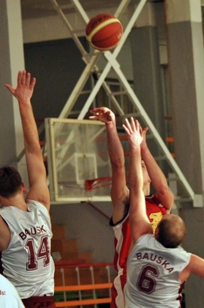 Divu spēļu summā ar rezultātu 114:104 sporta centra «Mēmele» kausu
basketbolā izcīnīja basketbola klubs «Bauskas zelta lauvas», kas finālā
pārspēja Codes pagasta komandu.
Turnīrā piedalījās septiņas vienības – BK «Bauskas zelta lauvas»,...
Autors: Uldis Varnevičs