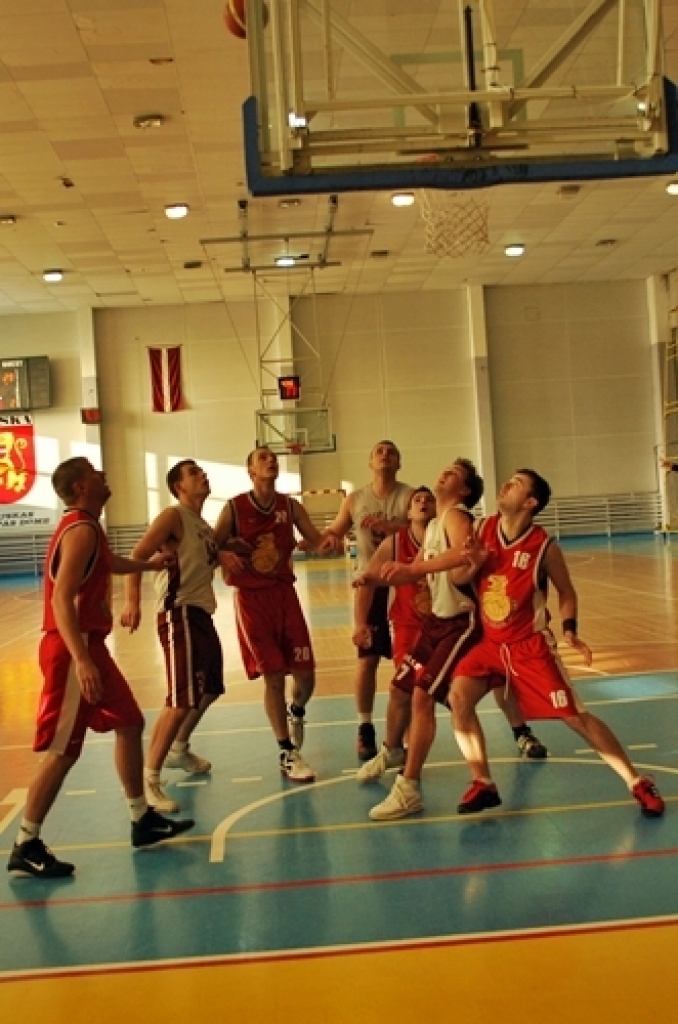 Divu spēļu summā ar rezultātu 114:104 sporta centra «Mēmele» kausu
basketbolā izcīnīja basketbola klubs «Bauskas zelta lauvas», kas finālā
pārspēja Codes pagasta komandu.
Turnīrā piedalījās septiņas vienības – BK «Bauskas zelta lauvas»,...
Autors: Uldis Varnevičs