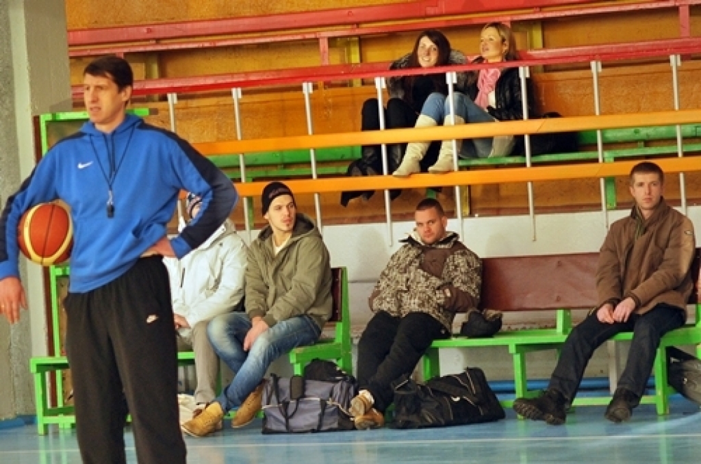 Divu spēļu summā ar rezultātu 114:104 sporta centra «Mēmele» kausu
basketbolā izcīnīja basketbola klubs «Bauskas zelta lauvas», kas finālā
pārspēja Codes pagasta komandu.
Turnīrā piedalījās septiņas vienības – BK «Bauskas zelta lauvas»,...
Autors: Uldis Varnevičs