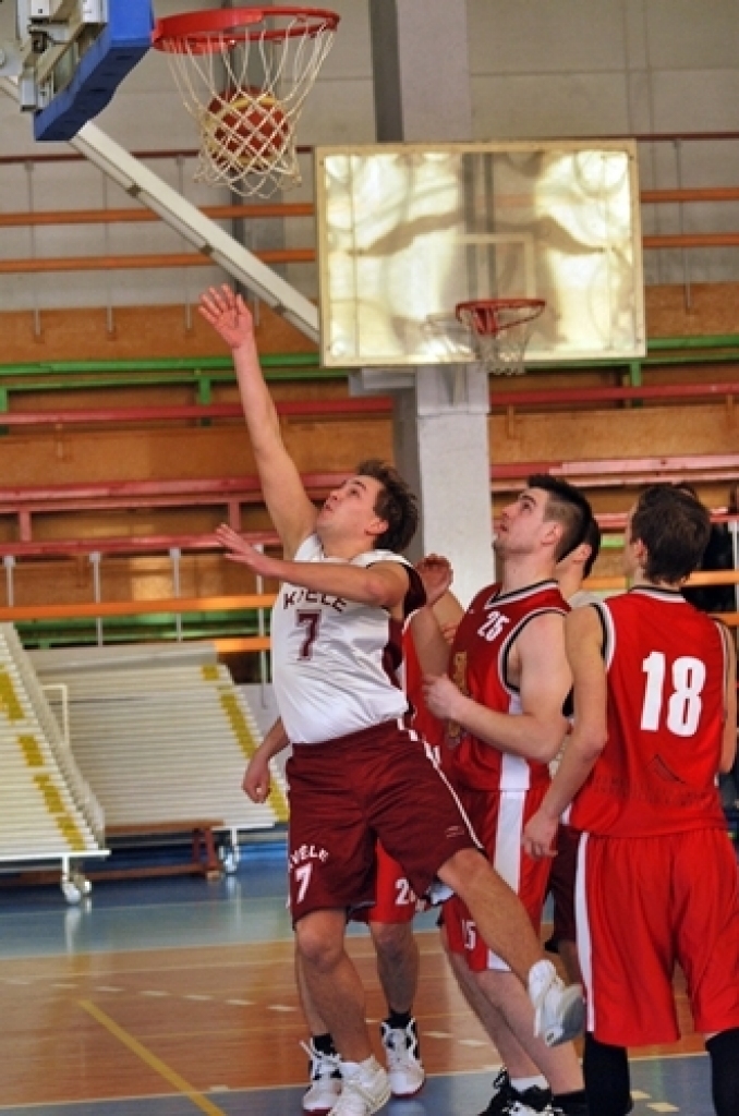 Divu spēļu summā ar rezultātu 114:104 sporta centra «Mēmele» kausu
basketbolā izcīnīja basketbola klubs «Bauskas zelta lauvas», kas finālā
pārspēja Codes pagasta komandu.
Turnīrā piedalījās septiņas vienības – BK «Bauskas zelta lauvas»,...
Autors: Uldis Varnevičs