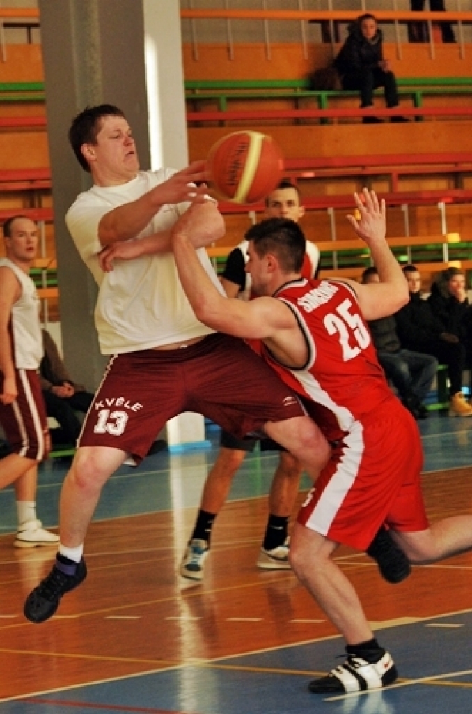 Divu spēļu summā ar rezultātu 114:104 sporta centra «Mēmele» kausu
basketbolā izcīnīja basketbola klubs «Bauskas zelta lauvas», kas finālā
pārspēja Codes pagasta komandu.
Turnīrā piedalījās septiņas vienības – BK «Bauskas zelta lauvas»,...
Autors: Uldis Varnevičs