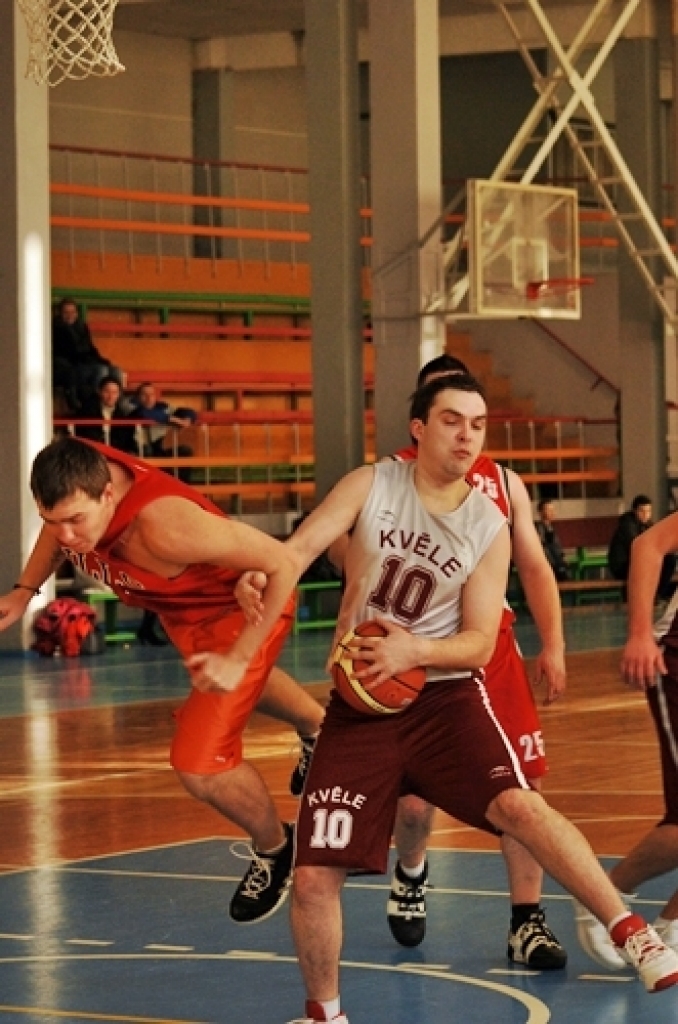 Divu spēļu summā ar rezultātu 114:104 sporta centra «Mēmele» kausu
basketbolā izcīnīja basketbola klubs «Bauskas zelta lauvas», kas finālā
pārspēja Codes pagasta komandu.
Turnīrā piedalījās septiņas vienības – BK «Bauskas zelta lauvas»,...
Autors: Uldis Varnevičs