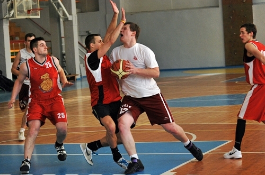 Divu spēļu summā ar rezultātu 114:104 sporta centra «Mēmele» kausu
basketbolā izcīnīja basketbola klubs «Bauskas zelta lauvas», kas finālā
pārspēja Codes pagasta komandu.
Turnīrā piedalījās septiņas vienības – BK «Bauskas zelta lauvas»,...
Autors: Uldis Varnevičs