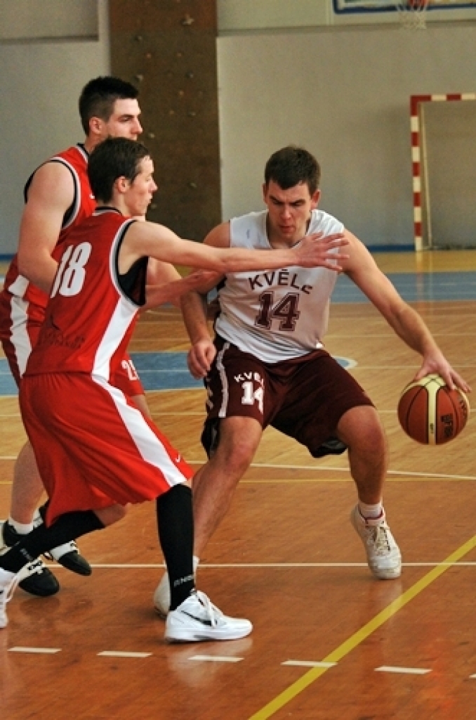 Divu spēļu summā ar rezultātu 114:104 sporta centra «Mēmele» kausu
basketbolā izcīnīja basketbola klubs «Bauskas zelta lauvas», kas finālā
pārspēja Codes pagasta komandu.
Turnīrā piedalījās septiņas vienības – BK «Bauskas zelta lauvas»,...
Autors: Uldis Varnevičs
