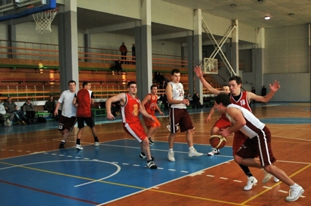 Divu spēļu summā ar rezultātu 114:104 sporta centra «Mēmele» kausu
basketbolā izcīnīja basketbola klubs «Bauskas zelta lauvas», kas finālā
pārspēja Codes pagasta komandu.
Turnīrā piedalījās septiņas vienības – BK «Bauskas zelta lauvas»,...
Autors: Uldis Varnevičs
