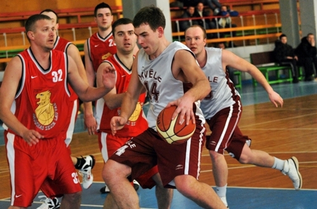 Divu spēļu summā ar rezultātu 114:104 sporta centra «Mēmele» kausu
basketbolā izcīnīja basketbola klubs «Bauskas zelta lauvas», kas finālā
pārspēja Codes pagasta komandu.
Turnīrā piedalījās septiņas vienības – BK «Bauskas zelta lauvas»,...
Autors: Uldis Varnevičs