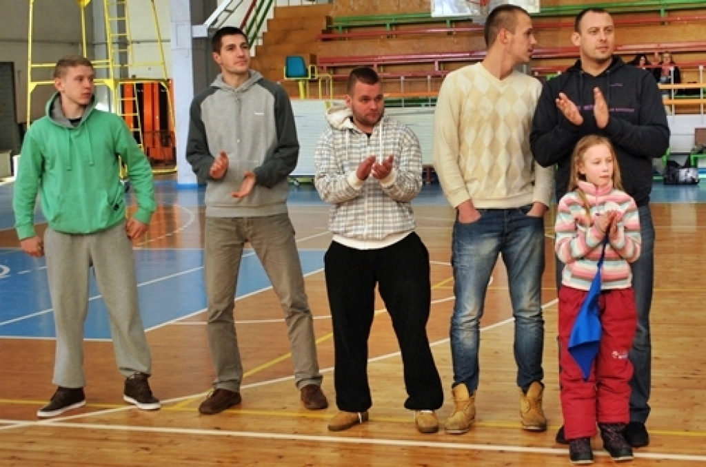 Divu spēļu summā ar rezultātu 114:104 sporta centra «Mēmele» kausu
basketbolā izcīnīja basketbola klubs «Bauskas zelta lauvas», kas finālā
pārspēja Codes pagasta komandu.
Turnīrā piedalījās septiņas vienības – BK «Bauskas zelta lauvas»,...
Autors: Uldis Varnevičs