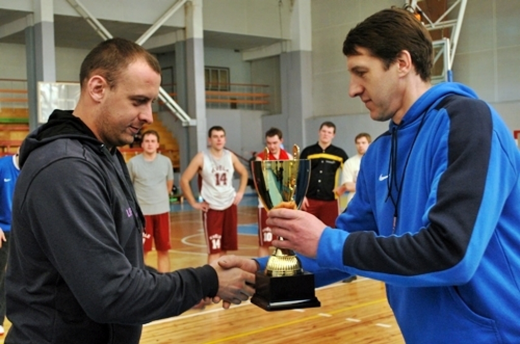 Divu spēļu summā ar rezultātu 114:104 sporta centra «Mēmele» kausu
basketbolā izcīnīja basketbola klubs «Bauskas zelta lauvas», kas finālā
pārspēja Codes pagasta komandu.
Turnīrā piedalījās septiņas vienības – BK «Bauskas zelta lauvas»,...
Autors: Uldis Varnevičs