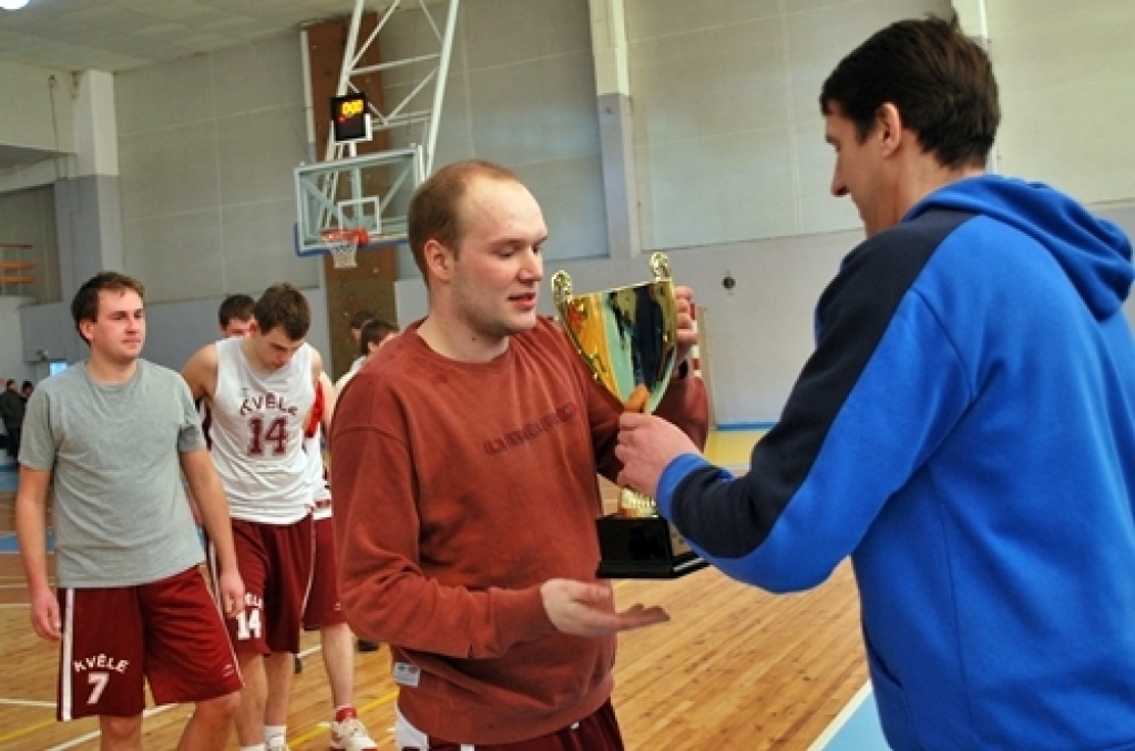 Divu spēļu summā ar rezultātu 114:104 sporta centra «Mēmele» kausu
basketbolā izcīnīja basketbola klubs «Bauskas zelta lauvas», kas finālā
pārspēja Codes pagasta komandu.
Turnīrā piedalījās septiņas vienības – BK «Bauskas zelta lauvas»,...
Autors: Uldis Varnevičs