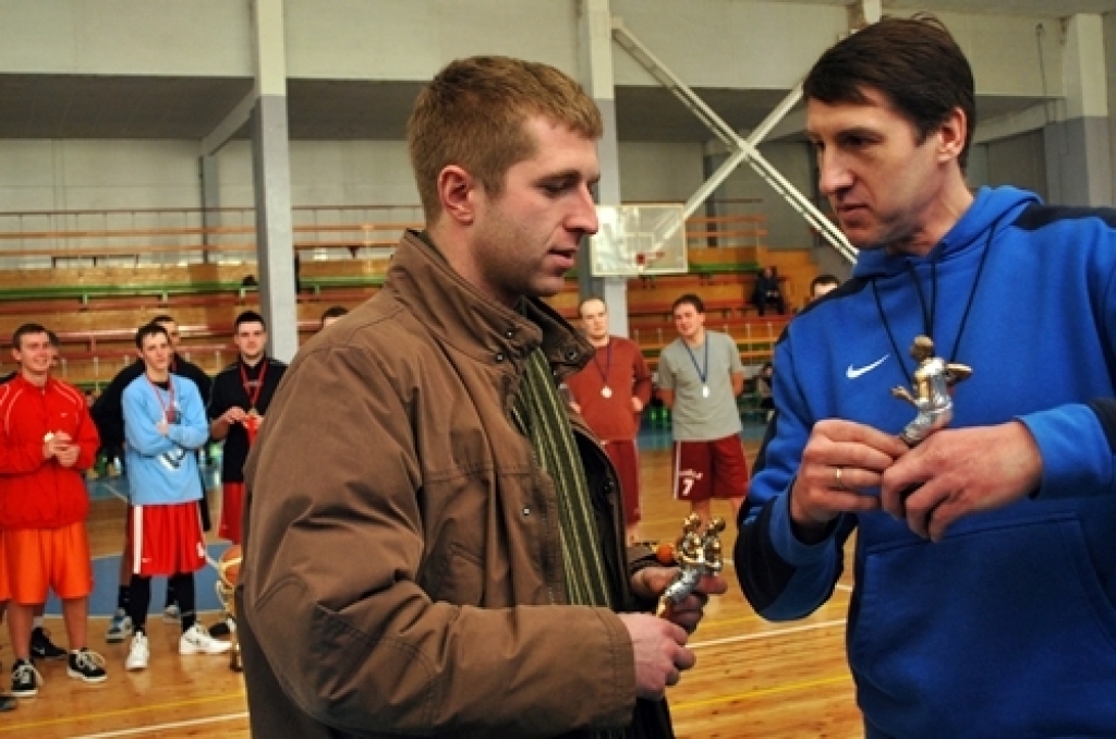 Divu spēļu summā ar rezultātu 114:104 sporta centra «Mēmele» kausu
basketbolā izcīnīja basketbola klubs «Bauskas zelta lauvas», kas finālā
pārspēja Codes pagasta komandu.
Turnīrā piedalījās septiņas vienības – BK «Bauskas zelta lauvas»,...
Autors: Uldis Varnevičs