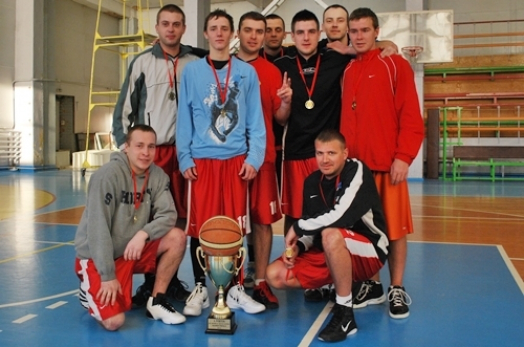 Divu spēļu summā ar rezultātu 114:104 sporta centra «Mēmele» kausu
basketbolā izcīnīja basketbola klubs «Bauskas zelta lauvas», kas finālā
pārspēja Codes pagasta komandu.
Turnīrā piedalījās septiņas vienības – BK «Bauskas zelta lauvas»,...
Autors: Uldis Varnevičs